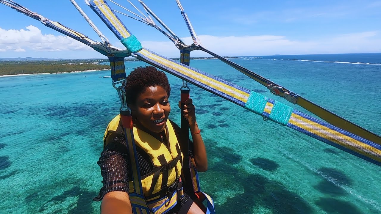 Parasailing in Mauritius: the ultimate thrill!