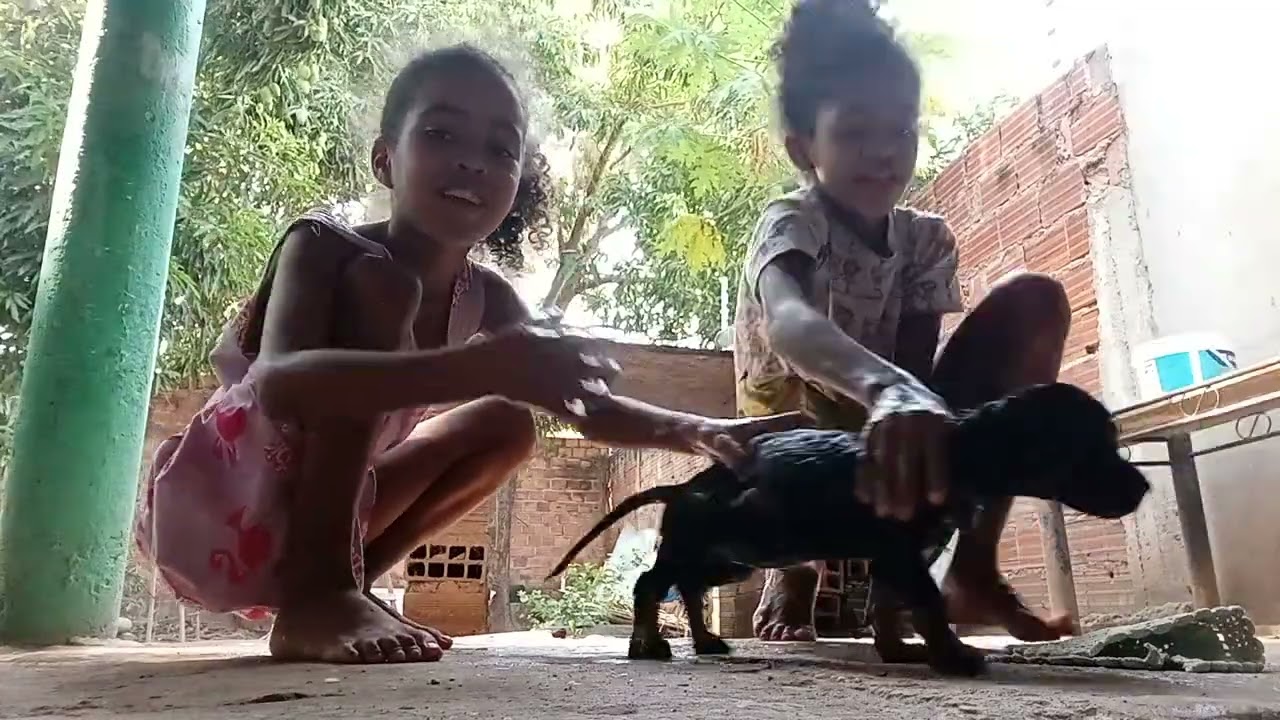 Luly e Let&iacute;cia tomando banho