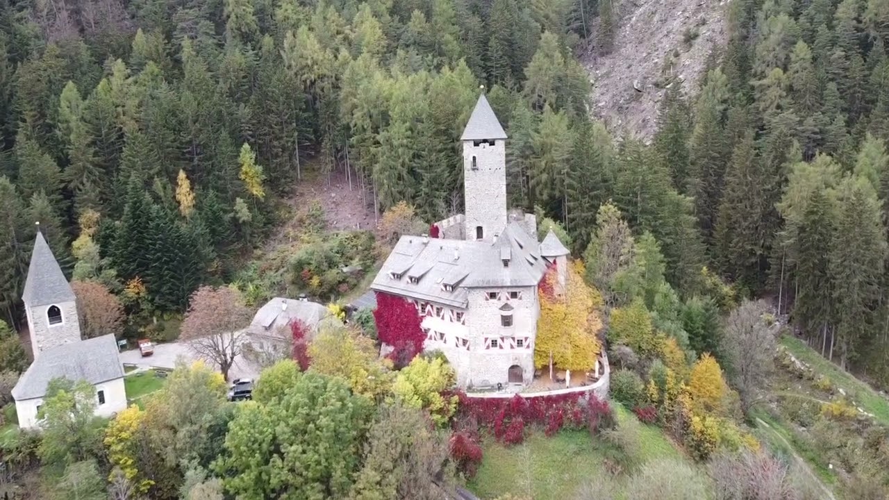 Schloss Neuhaus - Südtirol - Drohne im Herbst