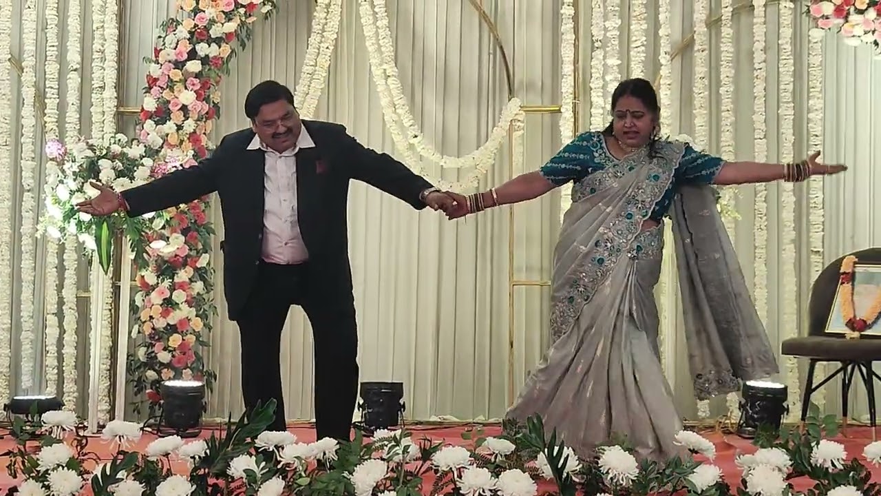 Mujhe 9 lakhkha magande dance 🩰 #dance #groupshow #folkdance #wedding #waweddings #indiandance 