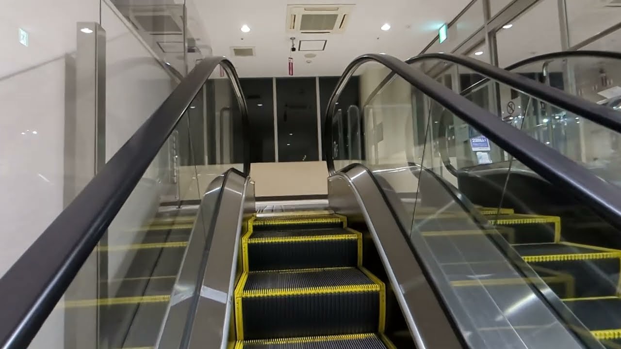 イオンタウン成田富里　エスカレーター　上り