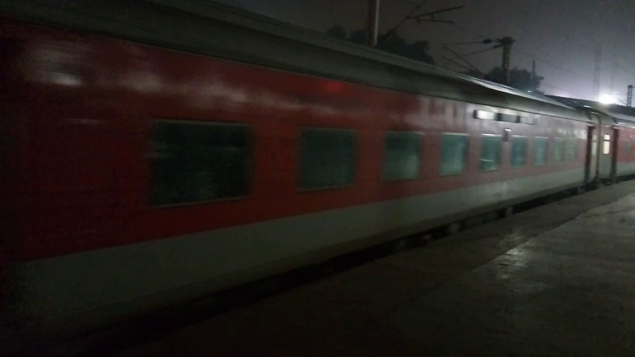 12423 Dibrugarh Town Rajdhani makes its entrance at CNB.