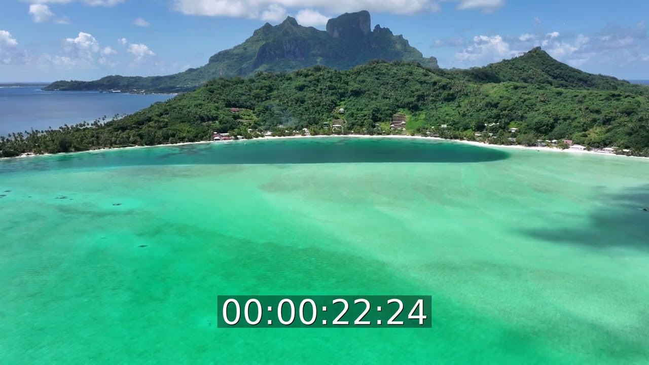 Bucht entlang der Meeres- Küste Matira Beach in Bora-Bora in Iles Sous-le-Vent, ...