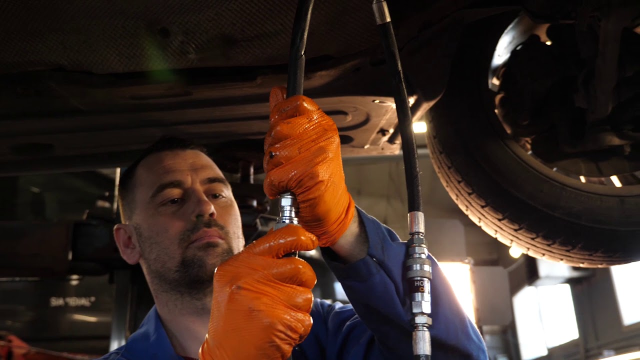 Kā pilnībā nomainīt ātrumkārbas eļļu savam auto?