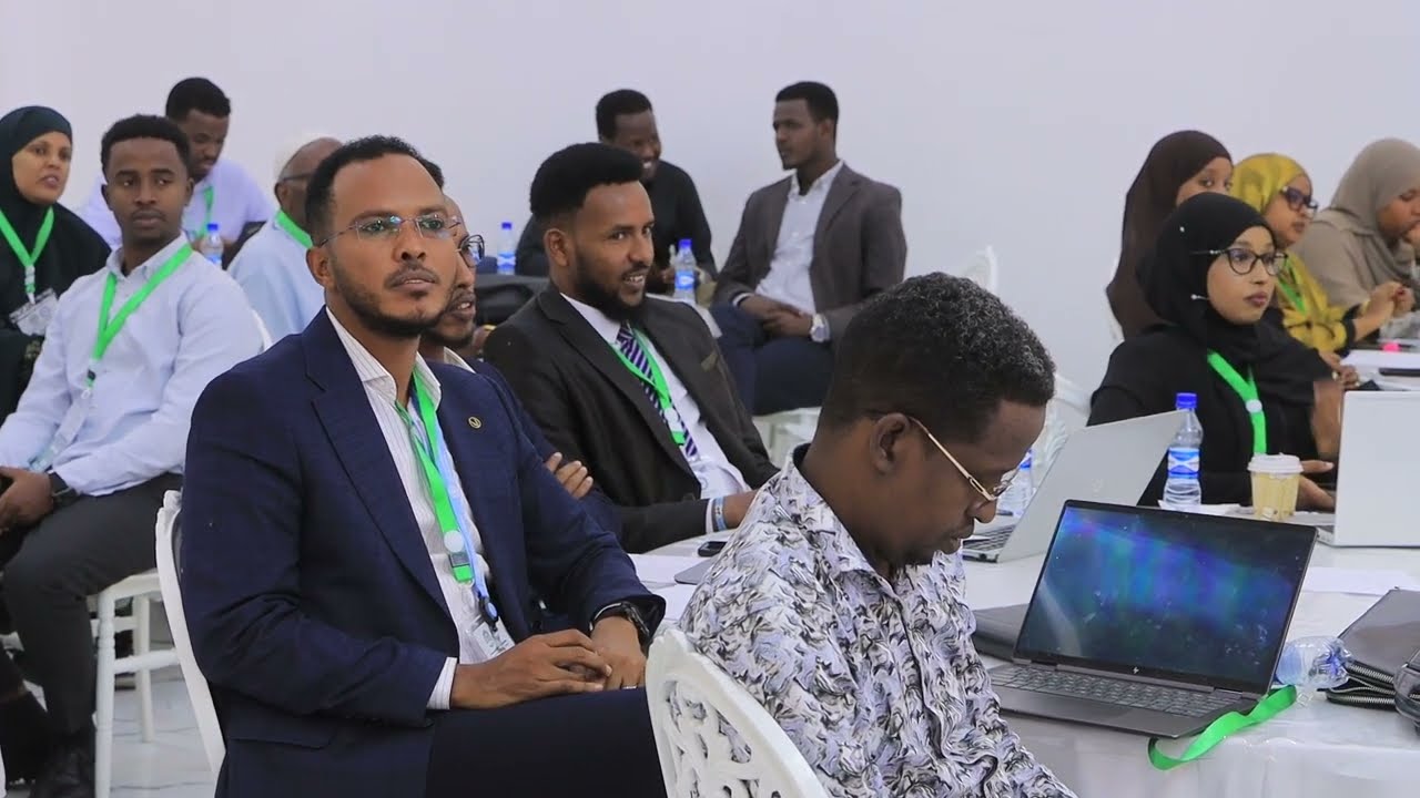 Wasiiru Dowlaha Wasaaradda Deegaanka dalka waxaa ka jiraan abaar saameeysay dad iyo duunyo.