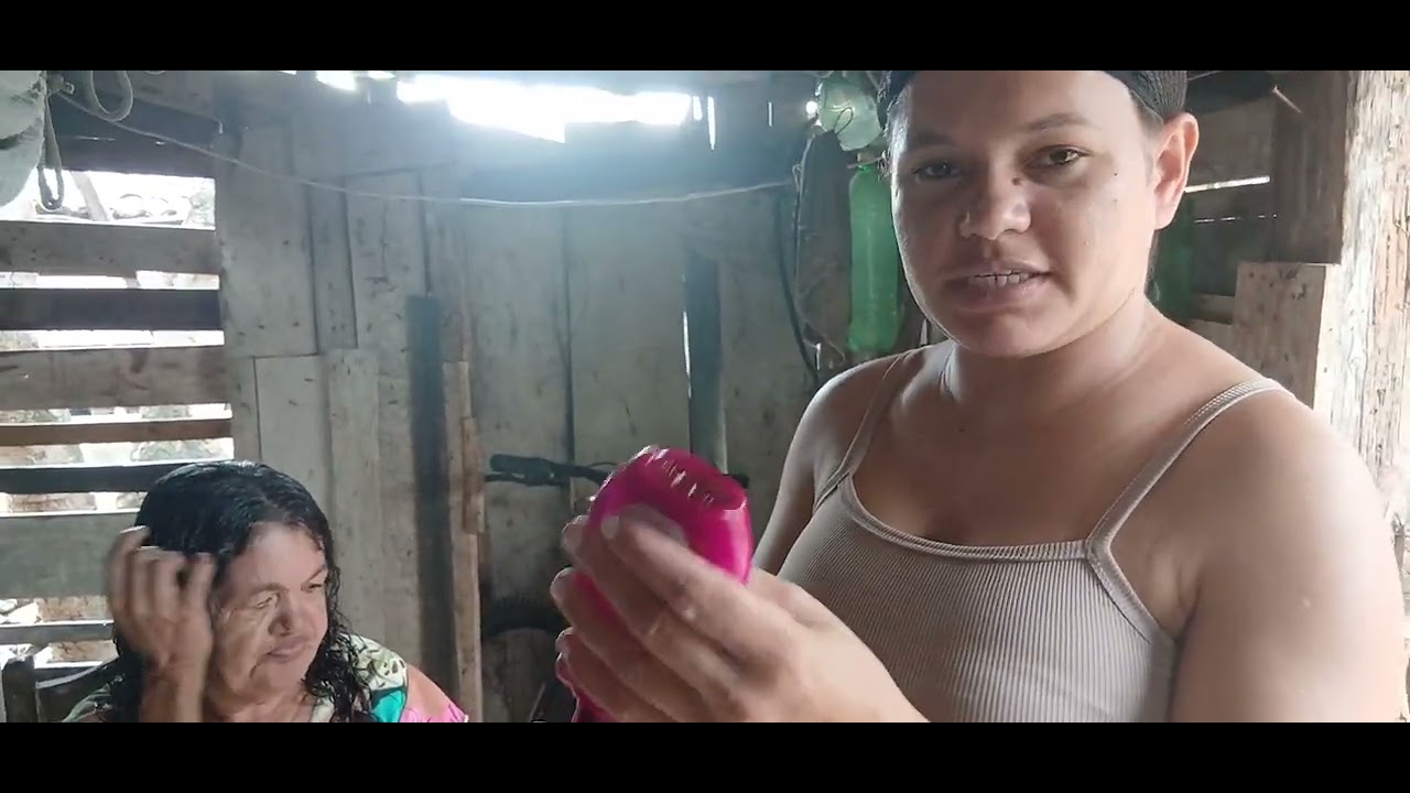 Mostrando a vocês a minha mãe.