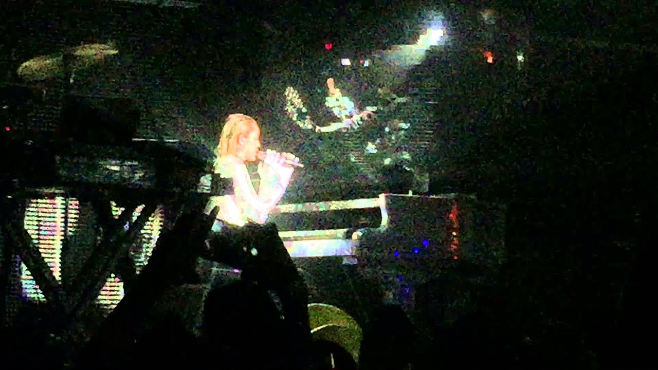 Miley Cyrus and her Dead Petz -- Pablow the Blowfish (11/28/2015)