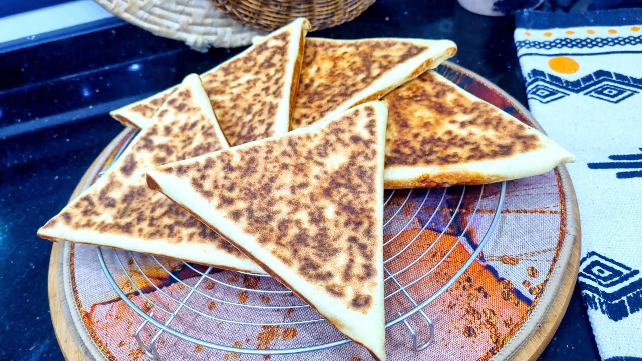 مطبخ ام وليد / كسرة محشية على شكل مثلث خفيفة ريشة و البنة مضمونة اكيد 😋👍.