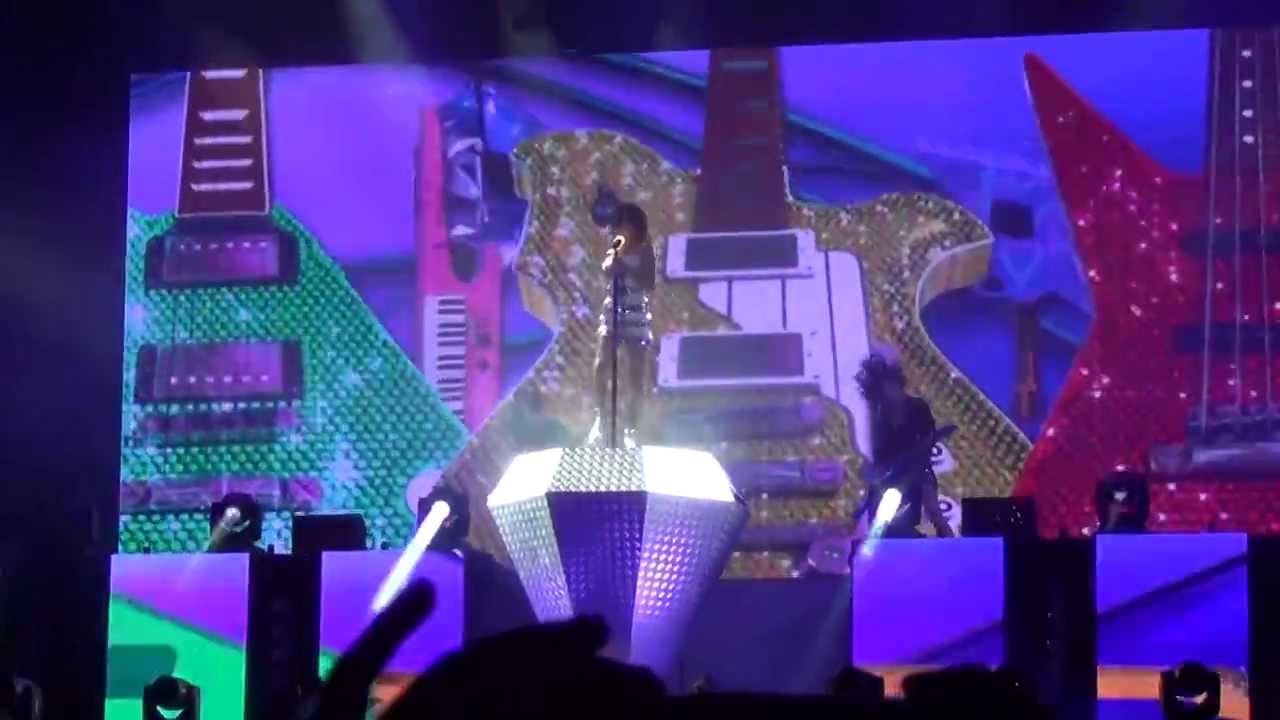 Violetta (Martina Stoessel) - Como quieres (Live @ Palapartenope - Napoli) FULL HD - 23/01/2014
