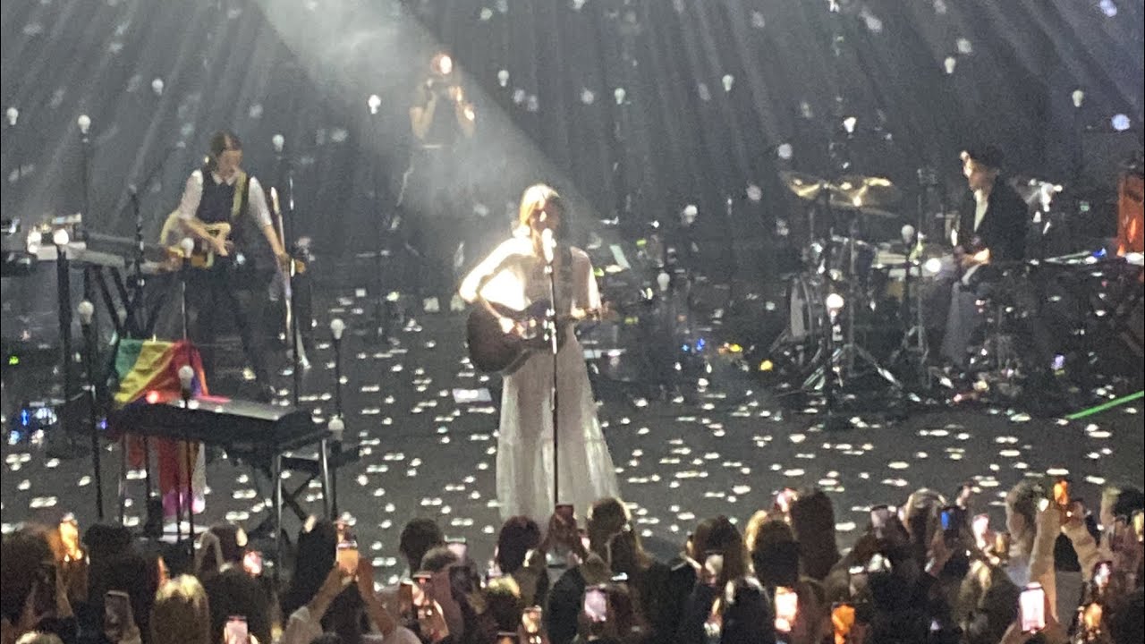 Gracie Abrams - &ldquo;In Between&rdquo; (Unreleased) (Live from the Good Riddance Tour London Night 1)