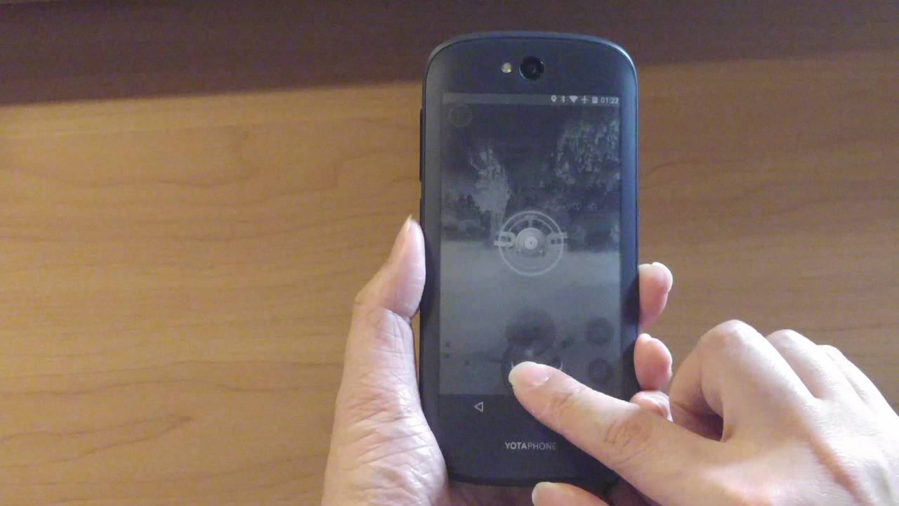 Playing Pokémon Go on the e-Ink screen of YotaPhone 2