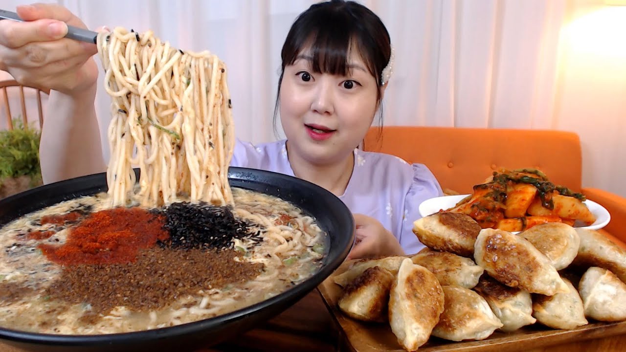 전주 베테랑칼국수 새콤한 무김치 바삭통통 고기군만두 먹방 Kalguksu Fried Dumplings Kimchi Koreanfood Mukbang