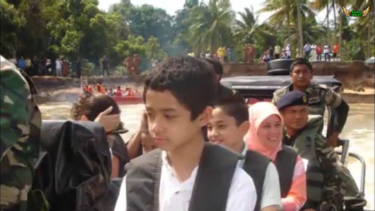 Putera Puteri Tuanku Agong & Permaisuri Ketika Kecil Dah Turun Padang Bantu Mangsa Banjir 💪