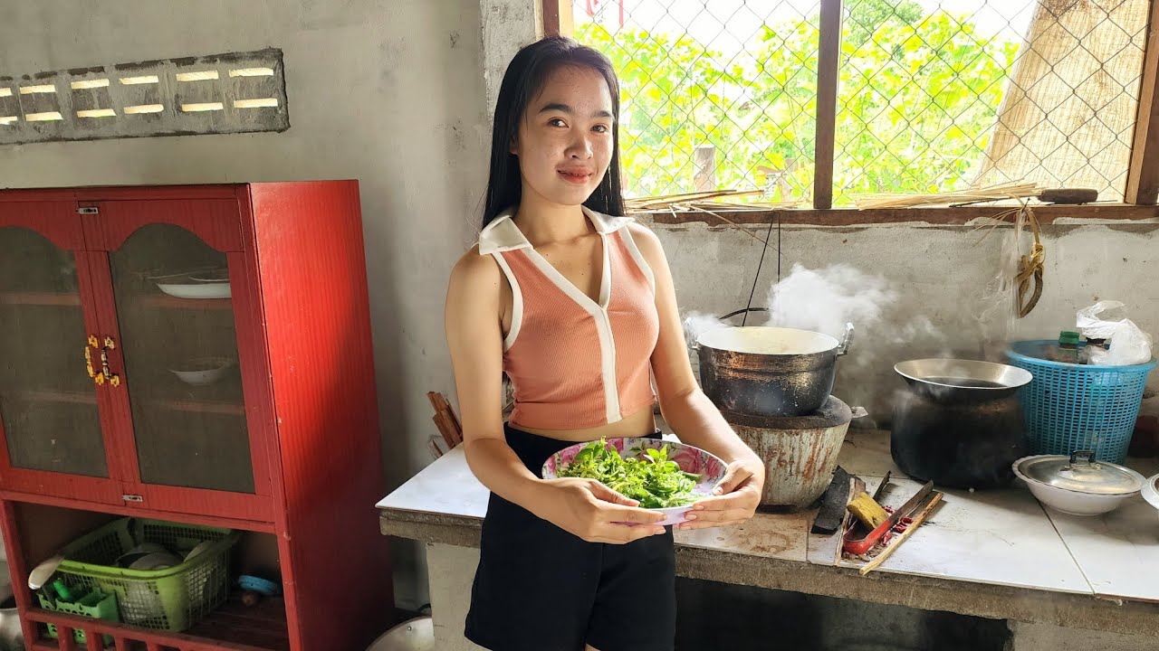 แกงหน่อไม้ส้างไฟใส่กะดูกหมูแมนูโปดของน้องครีม กินข้าวเที่ยงวันฝนตก😁🇱🇦