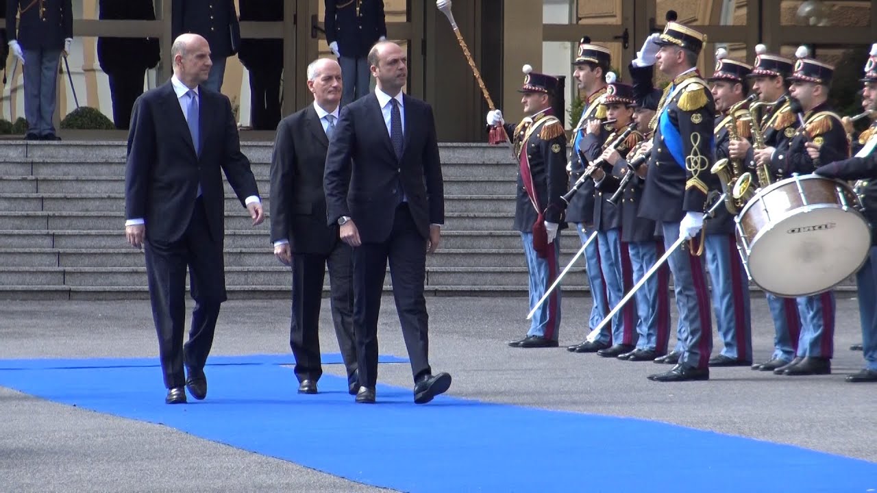 Franco Gabrielli passa in rassegna i reparti della Polizia di Stato