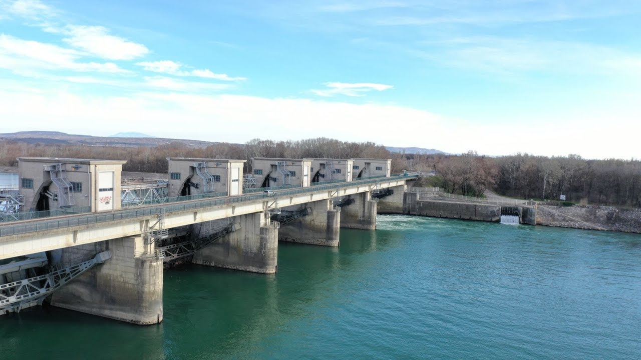 donzère, le rhône et un barrage..