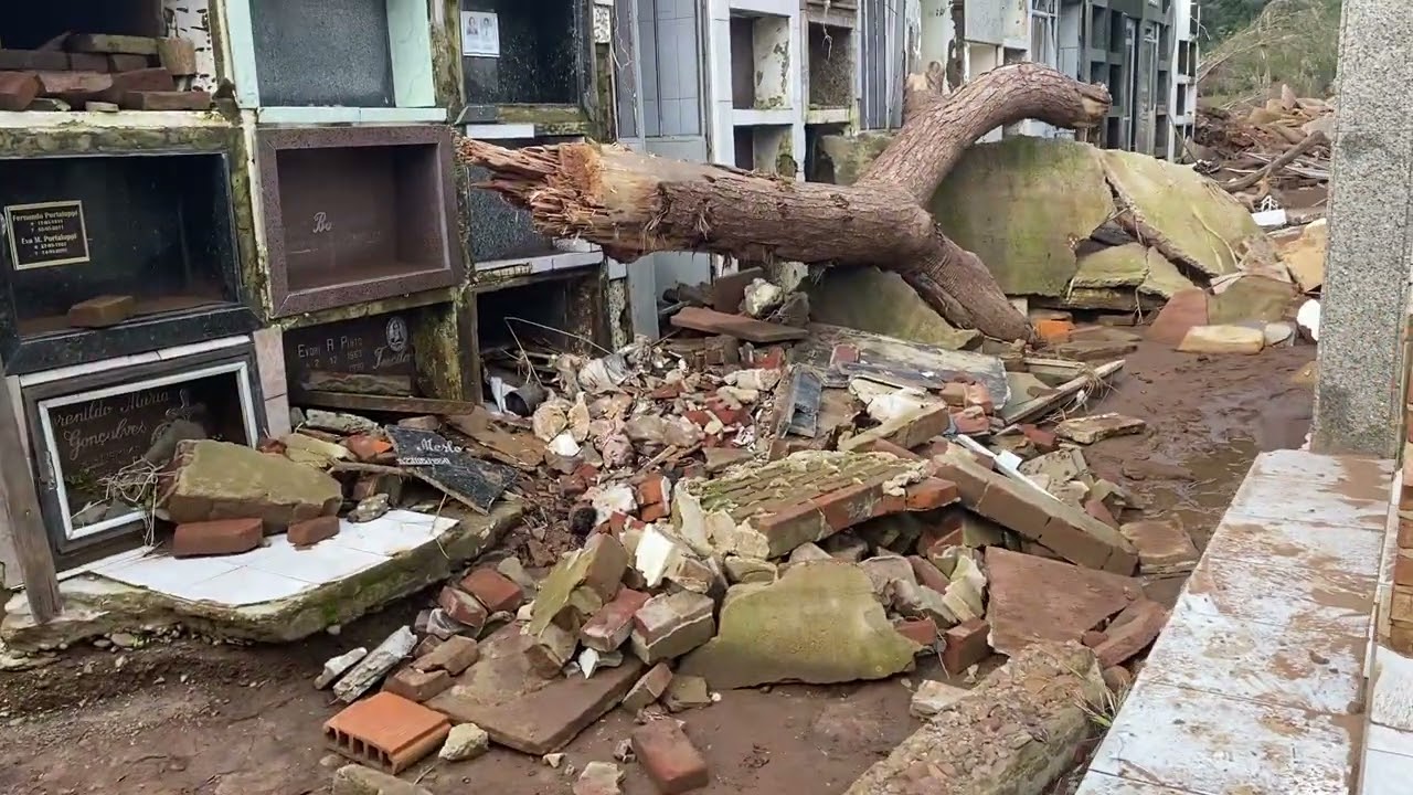 Cemitério de 100 anos devastado #cemiterio #centenario #devastador #rs
