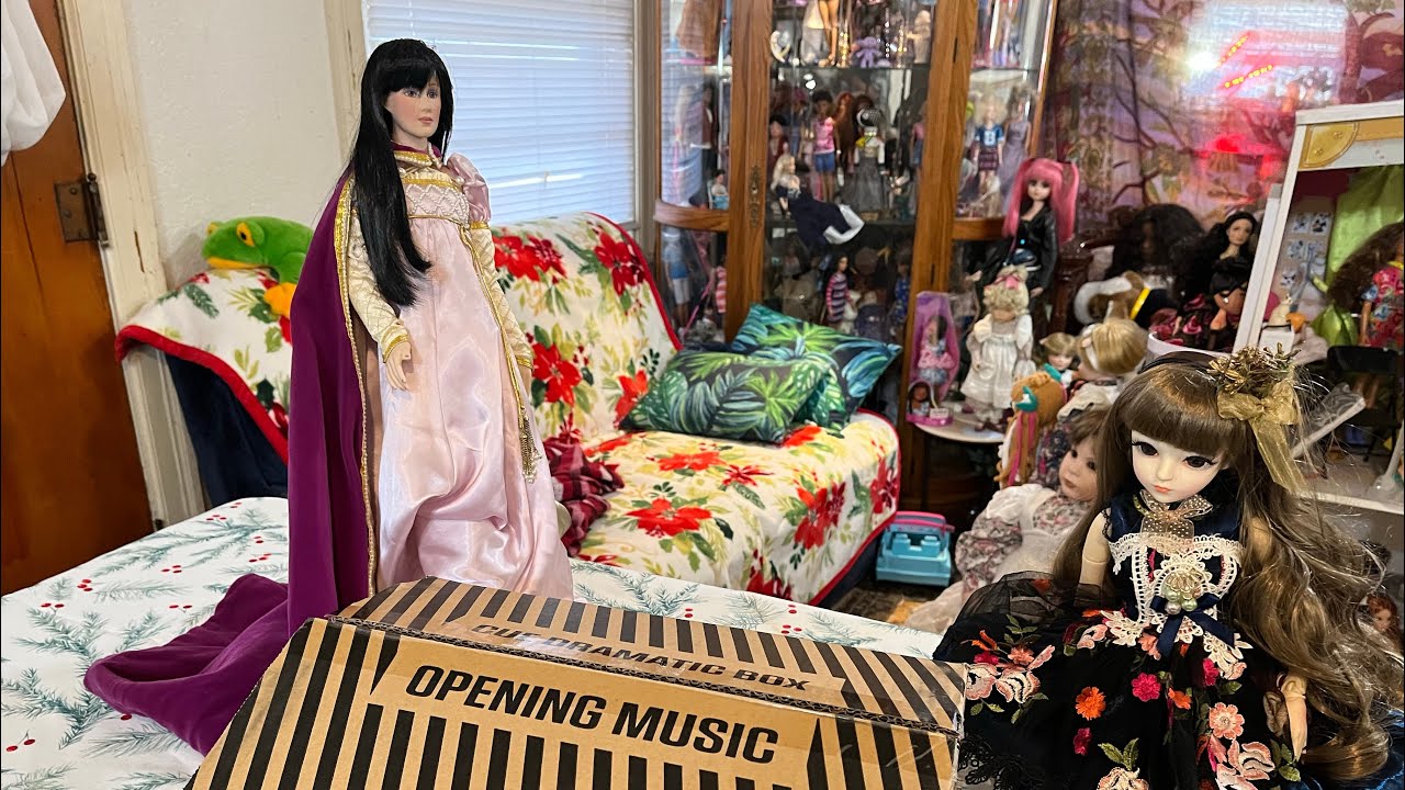 My My ! What Doll The Postman Bring!?￼