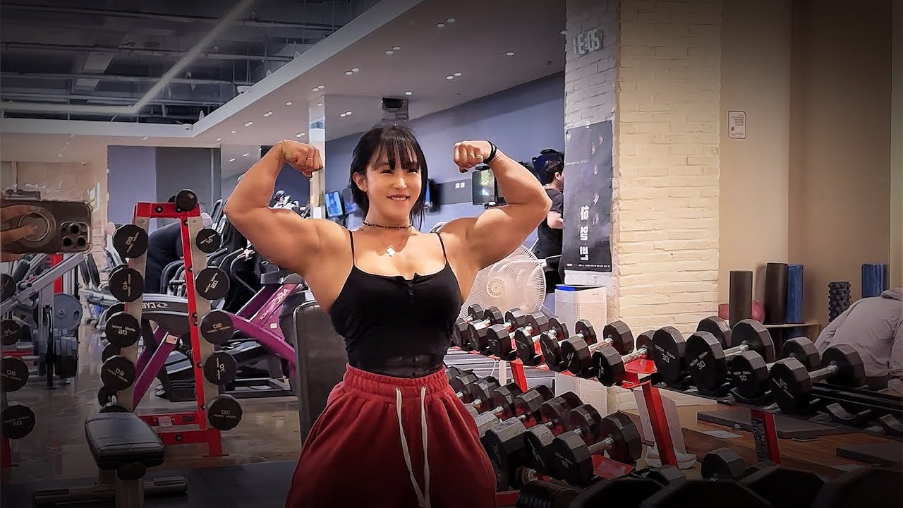 보디빌딩의 성지 100%짐 본점에서 어깨원정운동