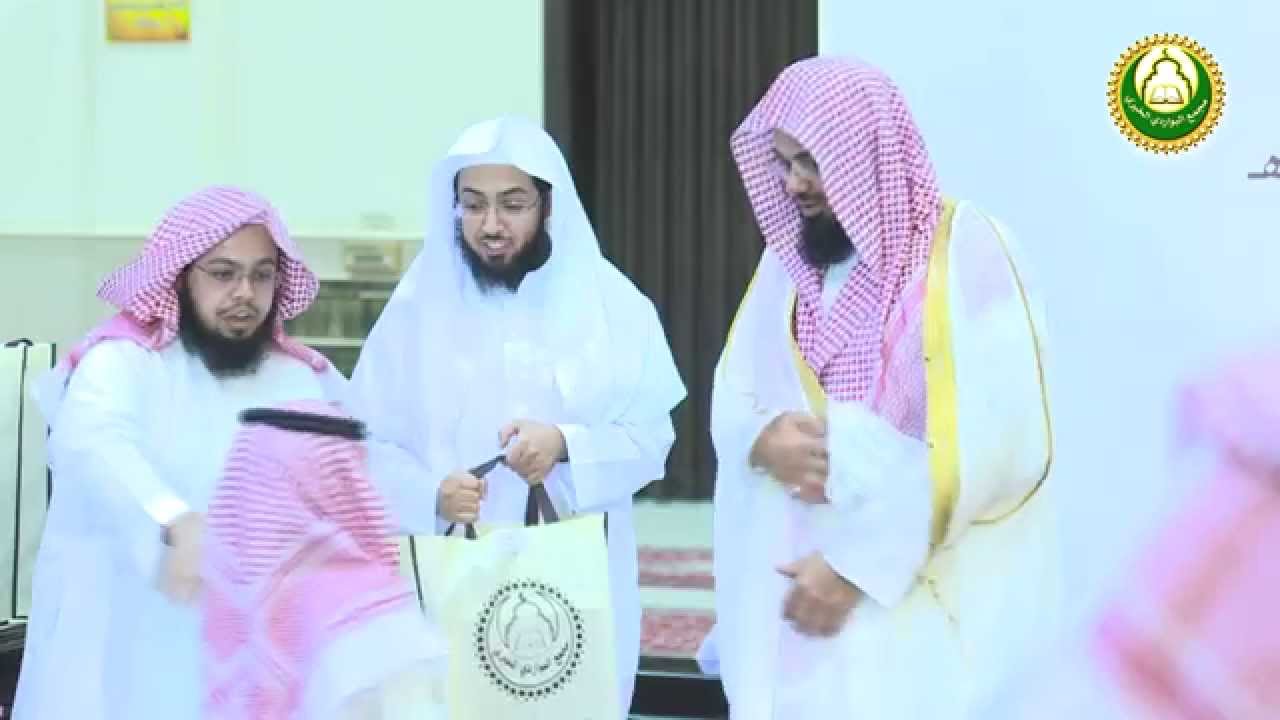 الشيخ سعود الشريم يكرم معلمي وخاتمي حلقات جامع البواردي بالرياض