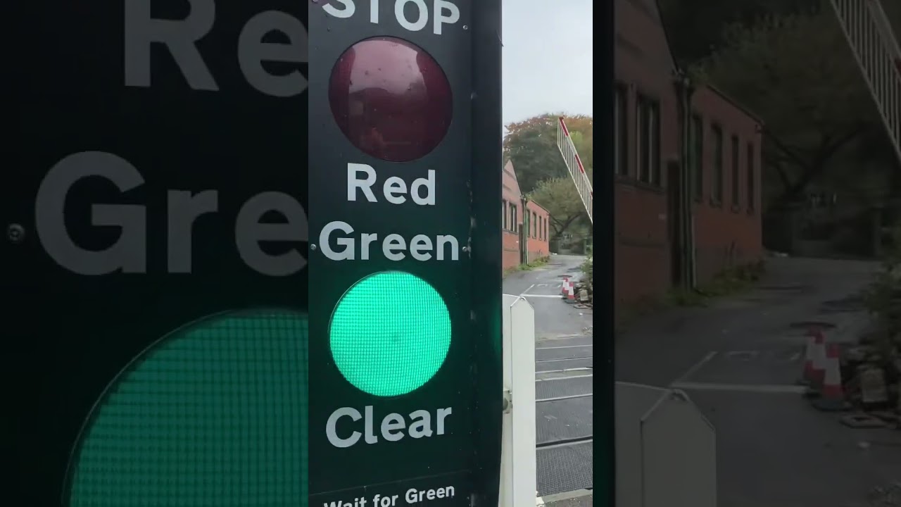Me raising Portsmouth MWL-UW Level Crossing #levelcrossings #railway #train #crossing