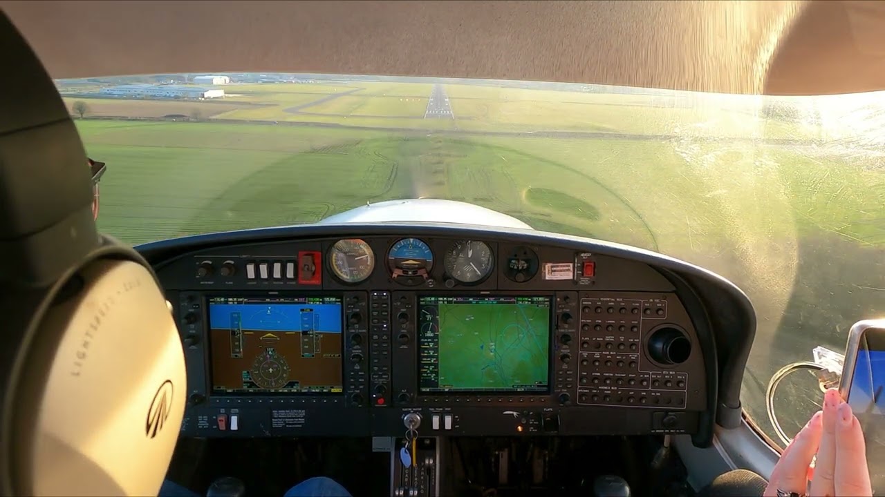 DA40 Landing at Oxford (EGTK)