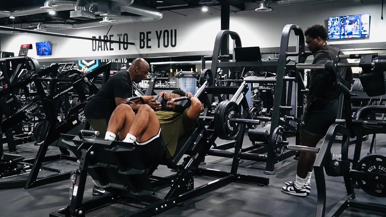 IFBB PRO MASTERS OLYMPIAN IVAN TRAINS LEGS WITH HIS CLIENTS
