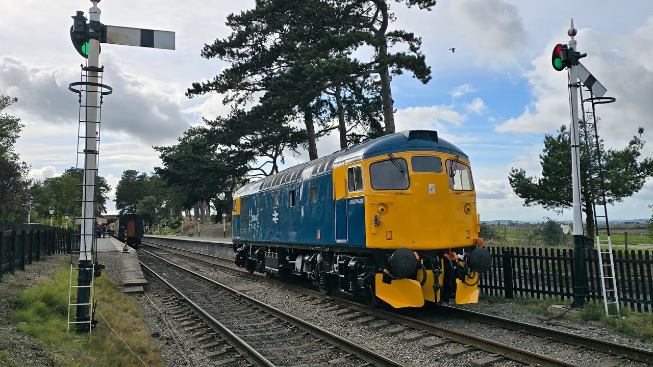 GWSR Class 26 26043 1525 Cheltenham Racecourse - Broadway departs Gotherington 05/10/25