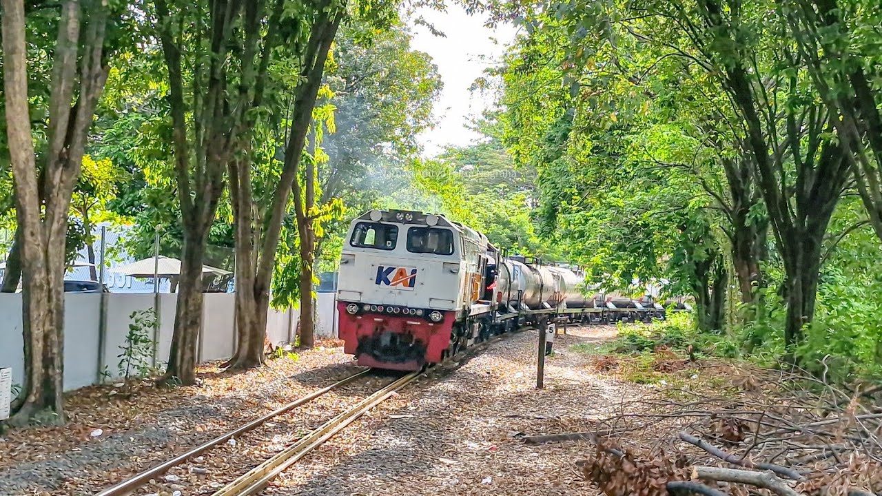 KERETA BLUSUKAN MASUK AREA PANGKALAN TNI AL!! Aktivitas Kereta BBM Pertamina Di Stasiun Benteng