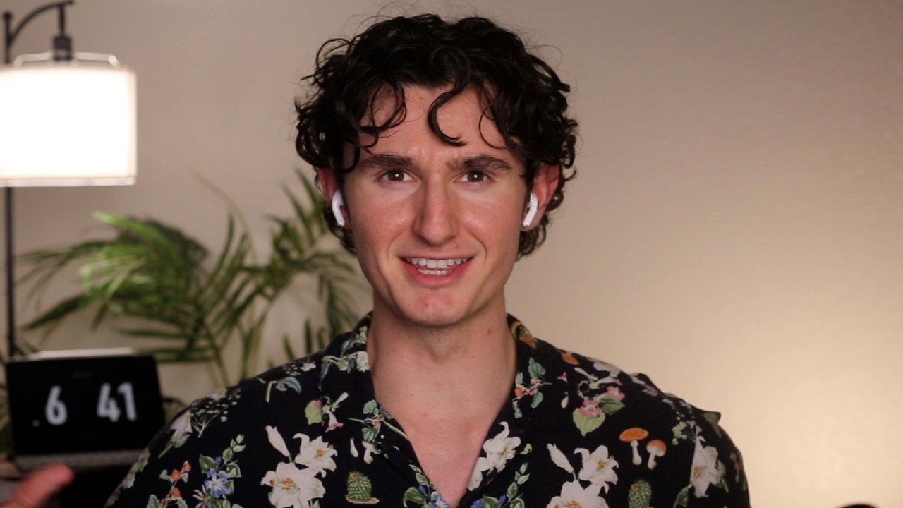 How I Sell to CEO's at 19 (Hold Authority)