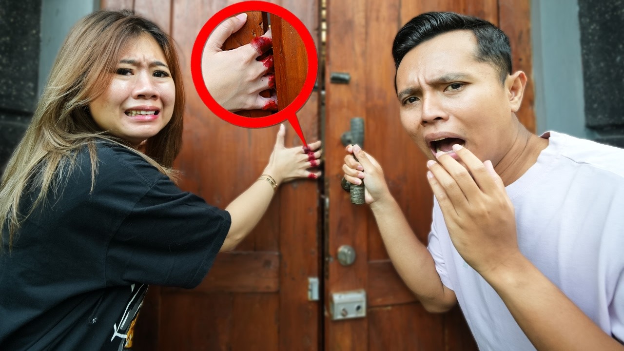 TANGAN ELVINA KEJEPIT PINTU DI VILLA!!