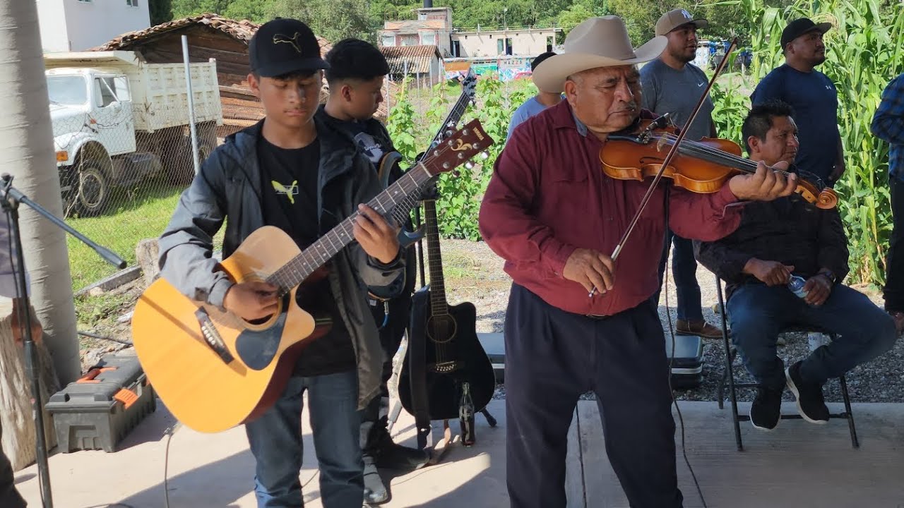 Don Pedro y sus nietos tocando violin, Bautizo de ALEX CHAVEZ HERNÁNDEZ en San Juan Mixtepec