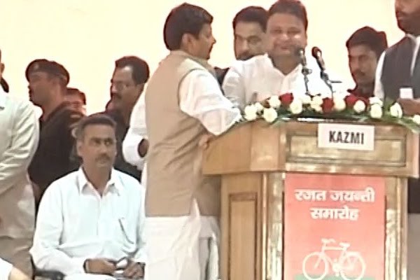 Shivpal Yadav shoves SP leader Javed Abidi on stage during Silver Jubilee celebrations in