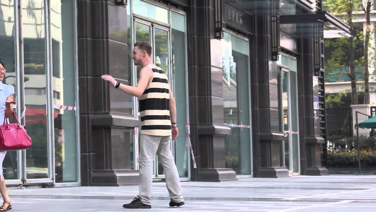 Держа людей за руки 3