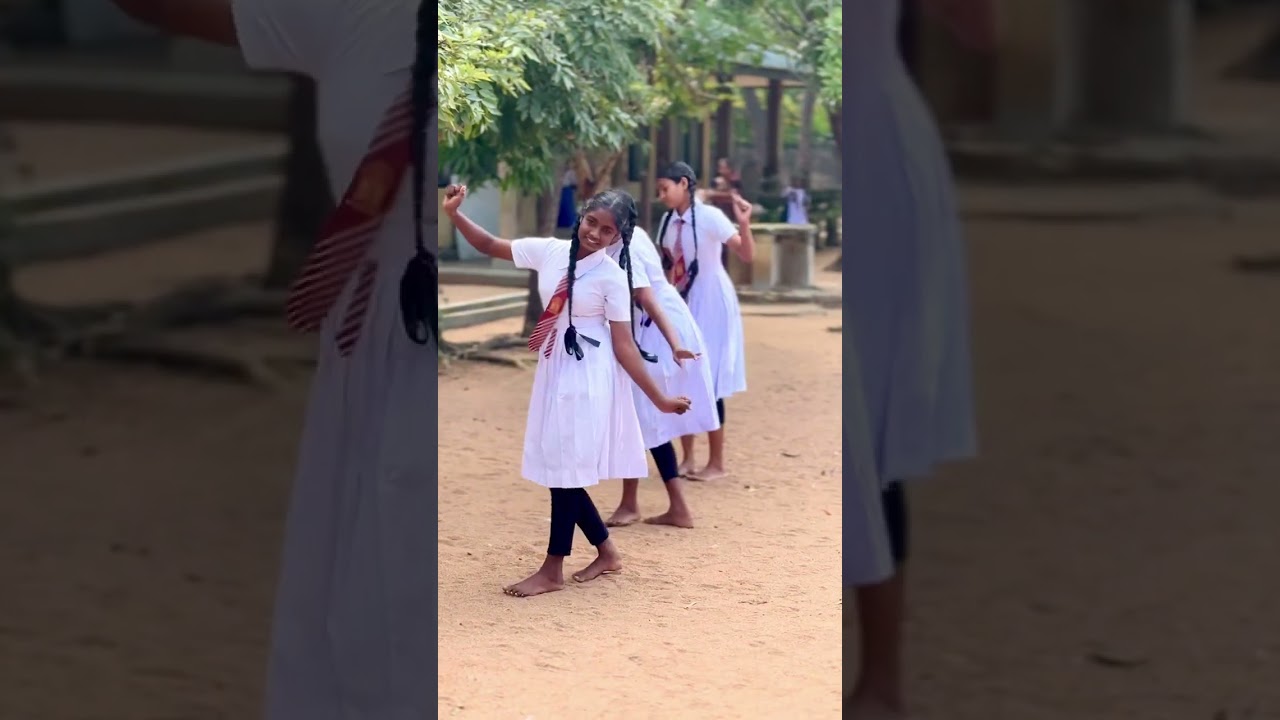 අංශ රැස්වීම වර්ණවත් කළ දැරියන් තිදෙනා (6-11 ශ්‍රේණි)