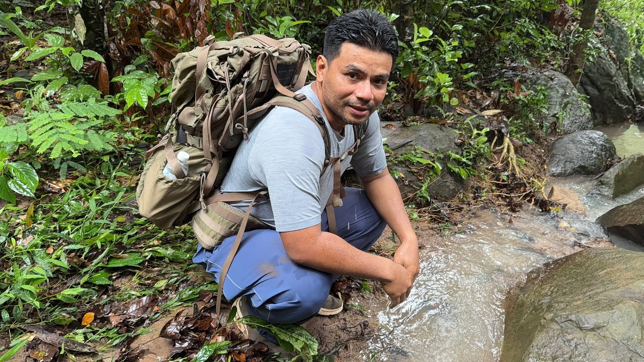 PHUKRADUNG MAY 2025 เดินขึ้นท่ามกลางฝน หมอกจางๆ ทางน้ำนองที่ ภูกระดึง