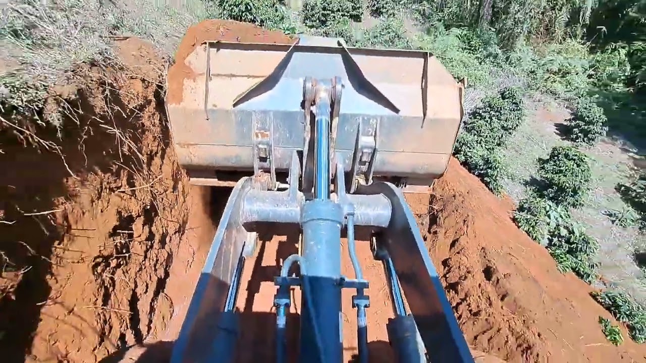 Uma curva suave veja como eu faço! pa carregadeira fazendo uma estrada!