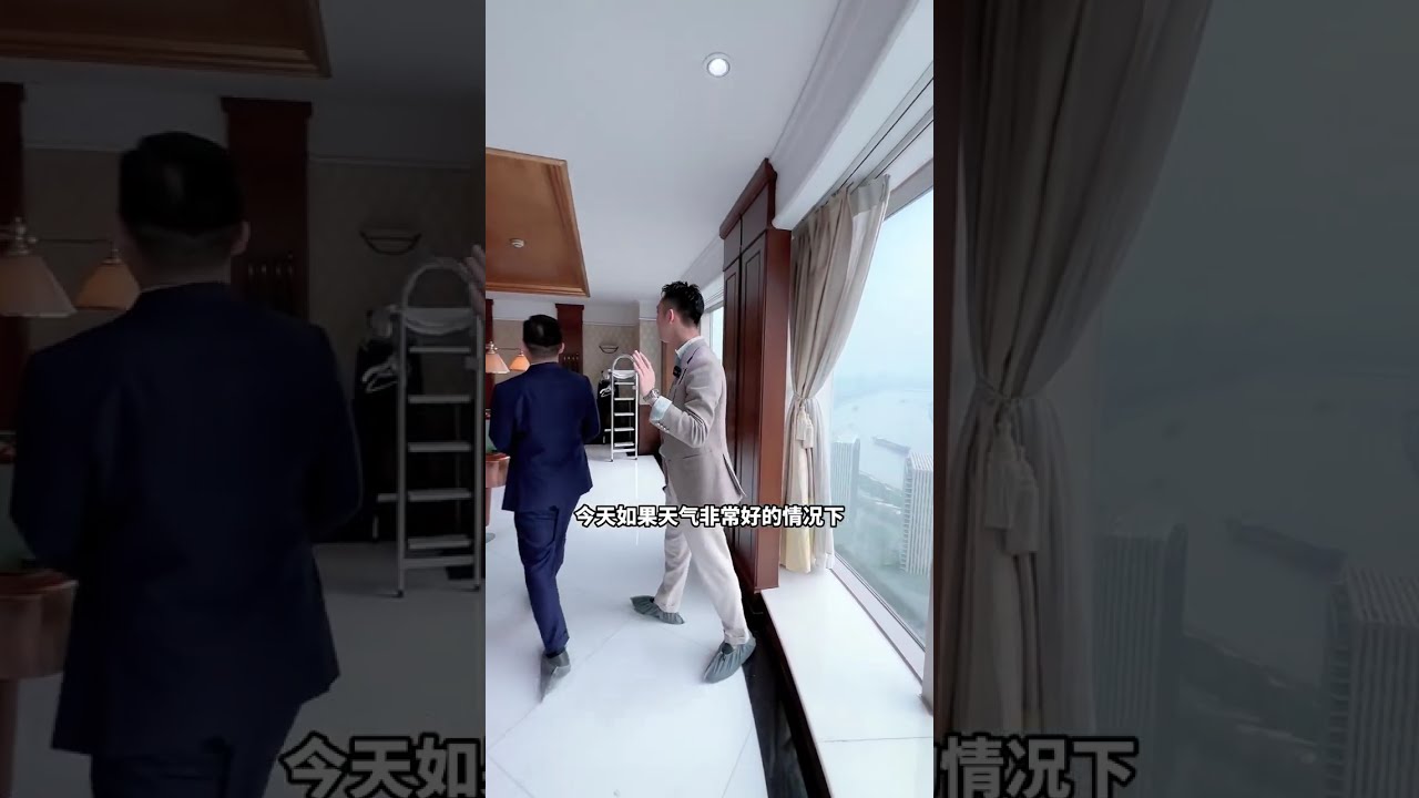 在上海陆家嘴55层顶楼这个位置，拥有一套3个亿的空中复式是种什么样的体验？