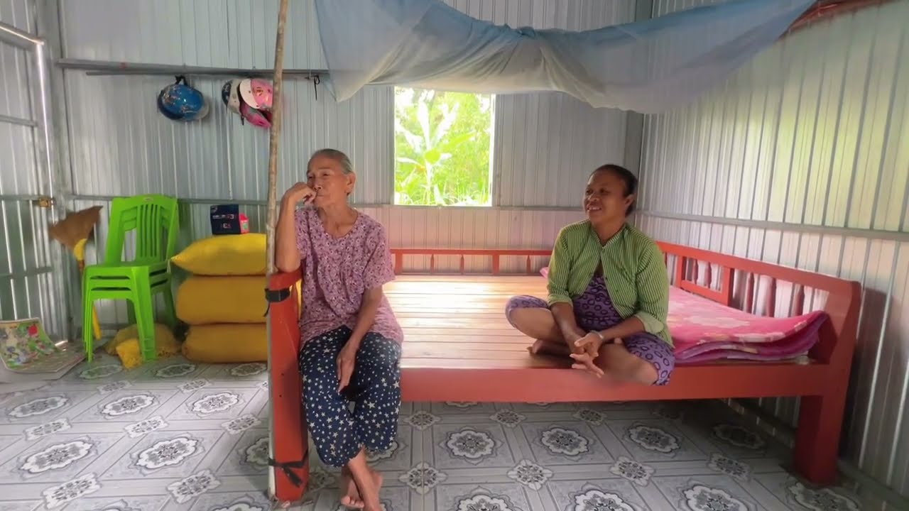 Tới công chuyện hôm qua con cô xuất hiện rồi đi liền 