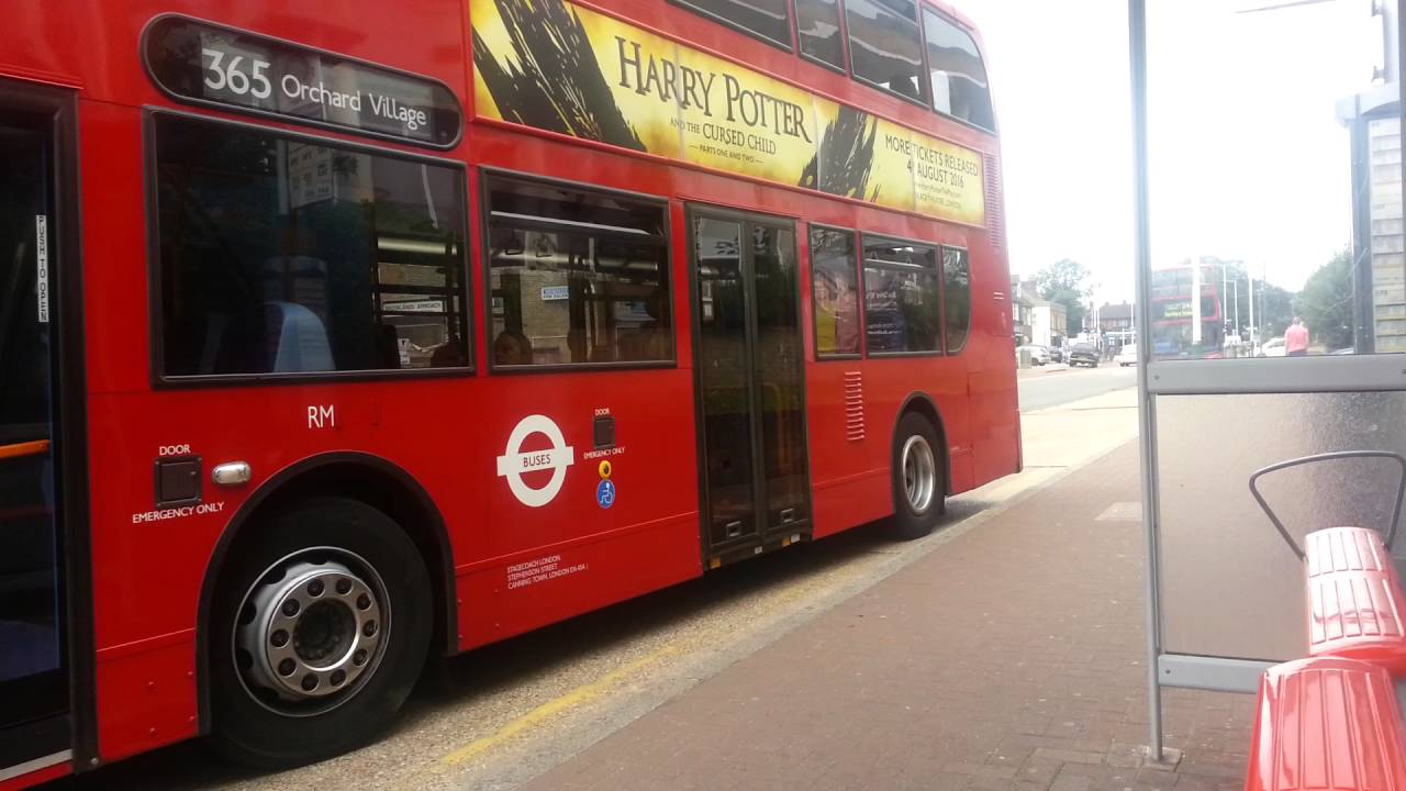 Buses at North Romford