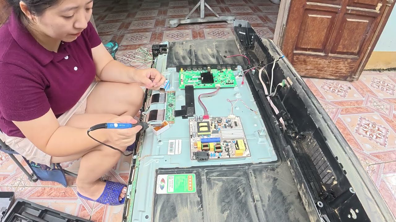 The 18-year-old genius girl restored a TV that was flooded and damaged by the storm.