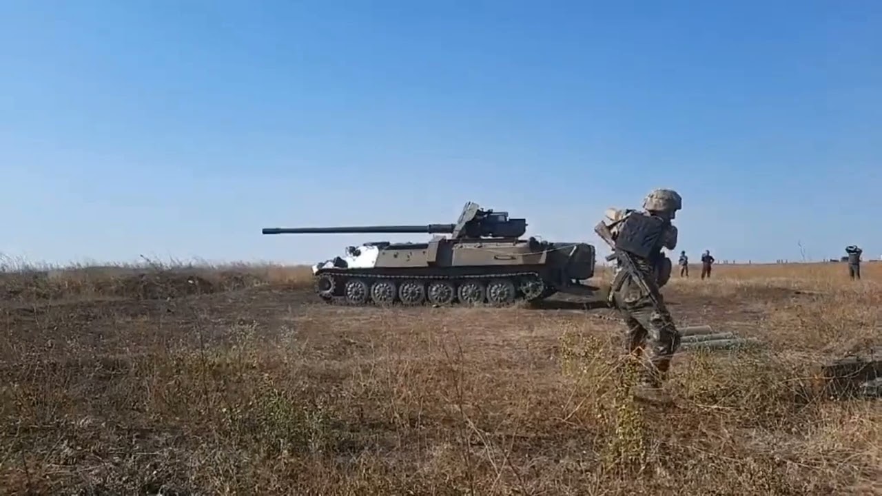 Crazy Ukrainian servicemen installed a 100-mm anti-tank gun MT-12 