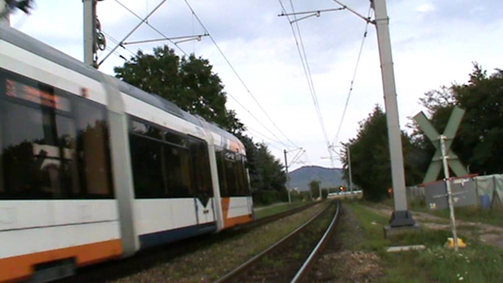 Eine RNV Variobahn (RNV6) in Edingen am Wasserturm Bahn&uuml;bergang