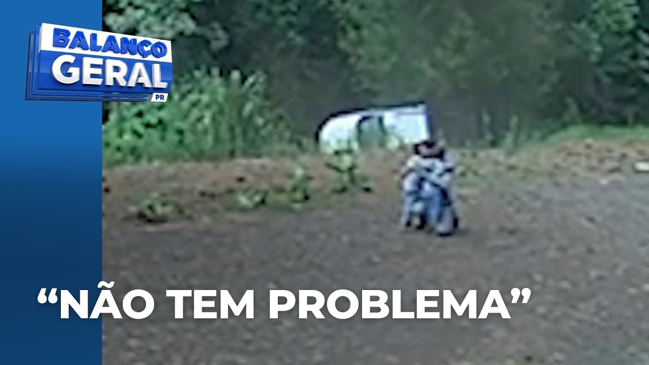 Crianças soltam freio de mão e veículo capota; reação do pai impressiona