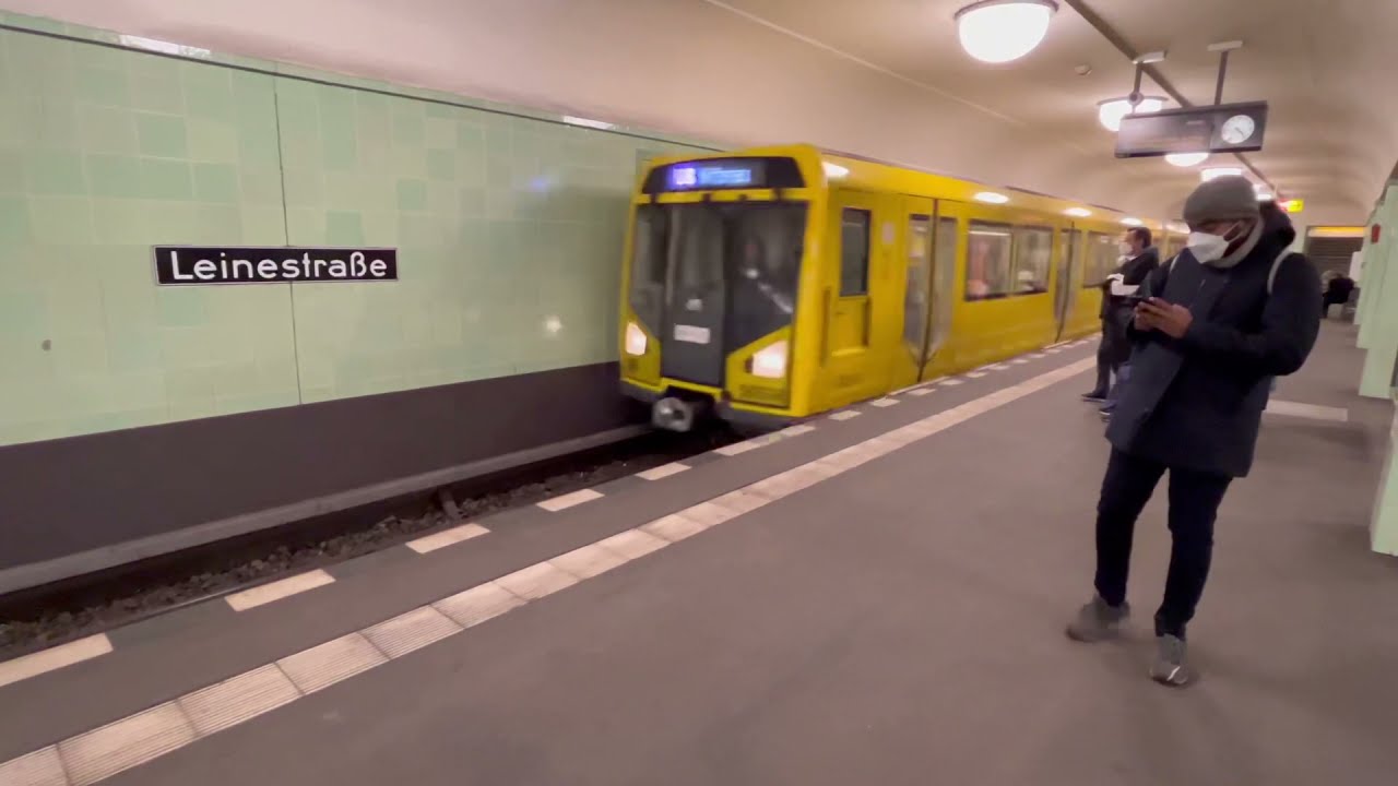 Züge am Bahnhof Leinestraße (U8) (Berlin)