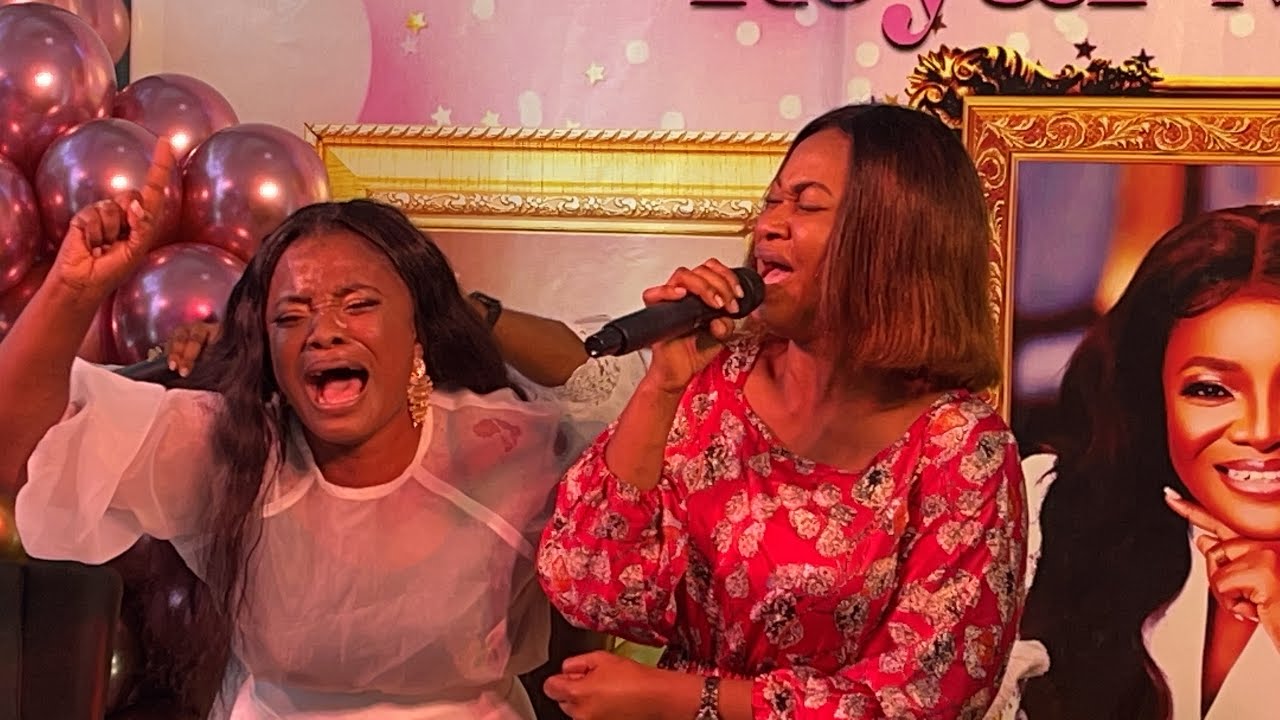 Efe Grace and Ohemaa Mercy Ministers “Yehowah Ne M’abankese at Living Room Experience. So touching