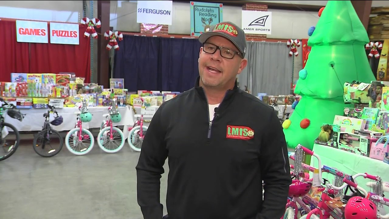Shoppers get sneak peek at Last Minute Toy Store