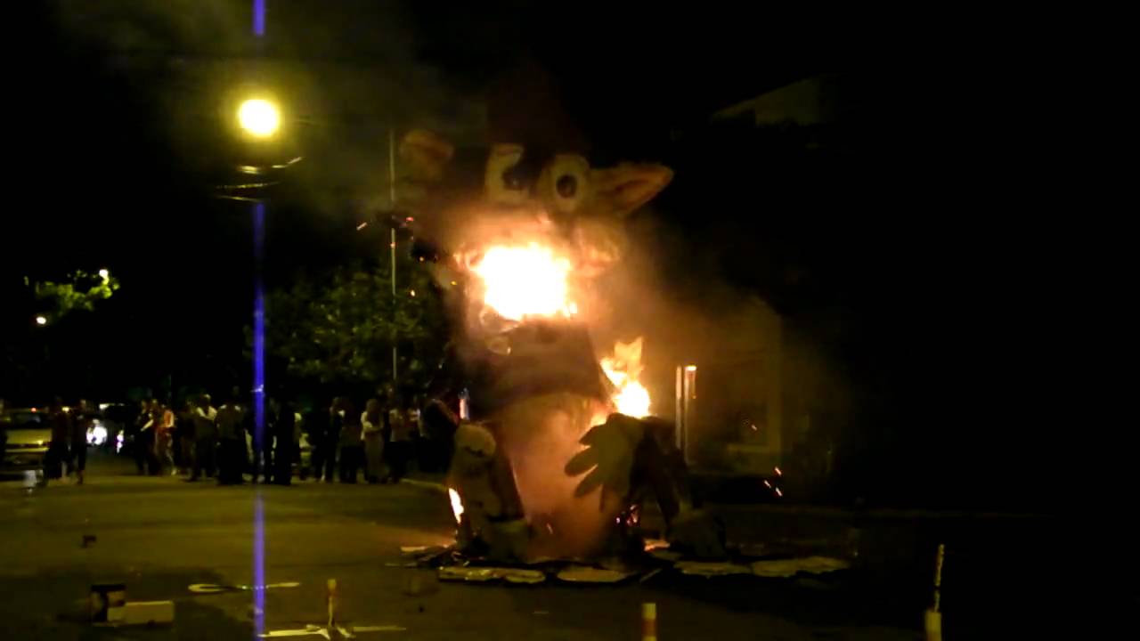 Año nuevo 2010 en Quilmes con quema de muñeco gigante