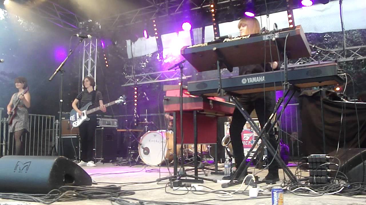 Electrelane-Gone under sea-live@Glazart Paris-22 07 2011.MP4