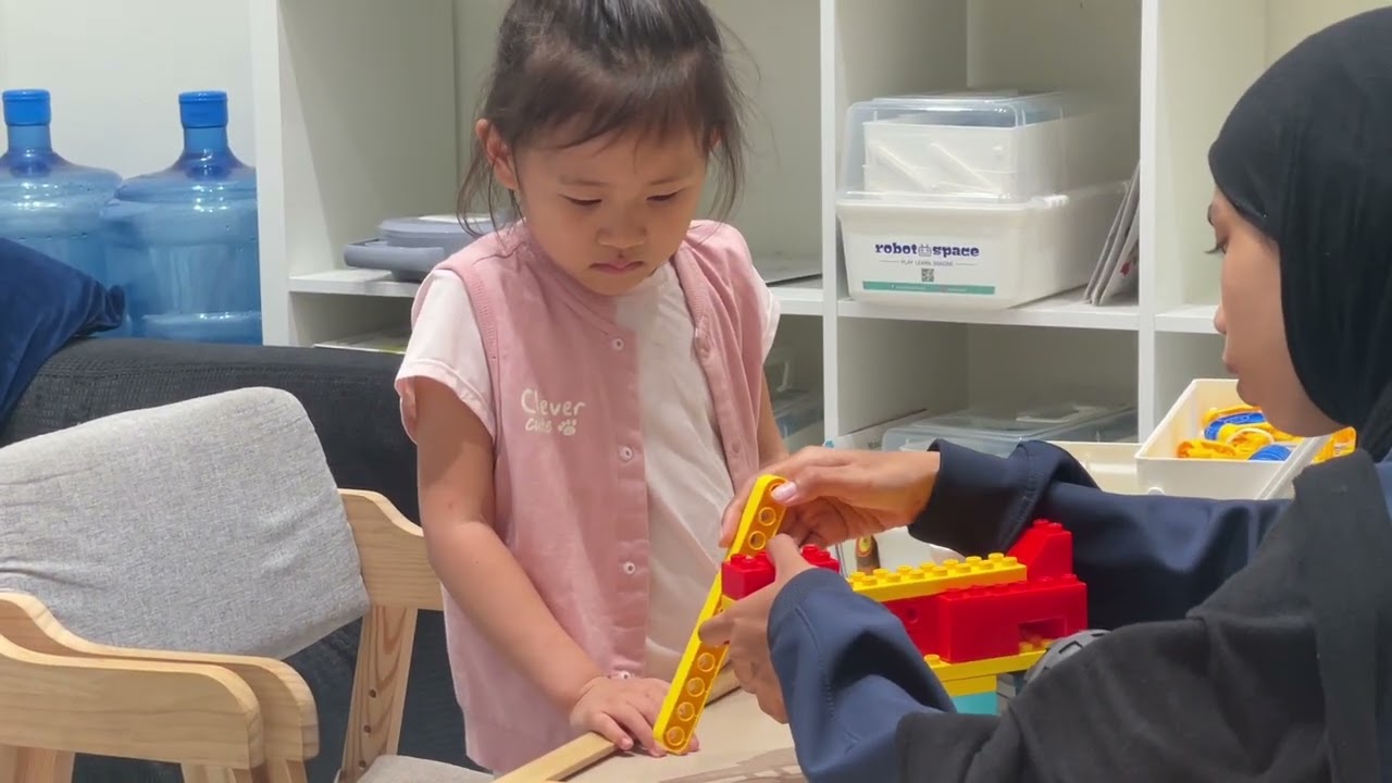 再次带小R尝试Robot课程，这次明显积极主动了